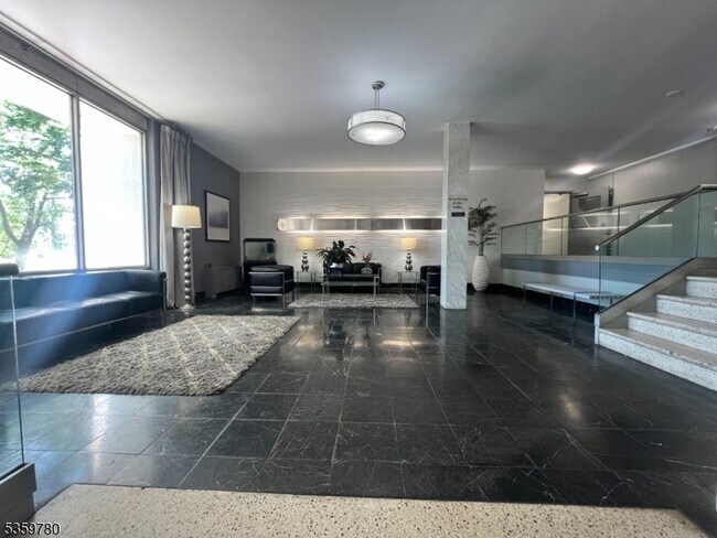 Photo - 39 E 39th St