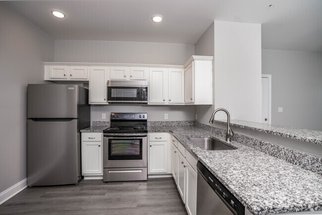 2BR, 2BA - 907SF - Kitchen