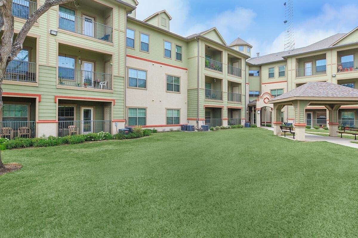 Photo - 200 W Yoakum Ave