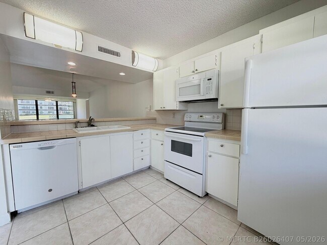 Building Photo - 3511 Village Blvd Unit 103