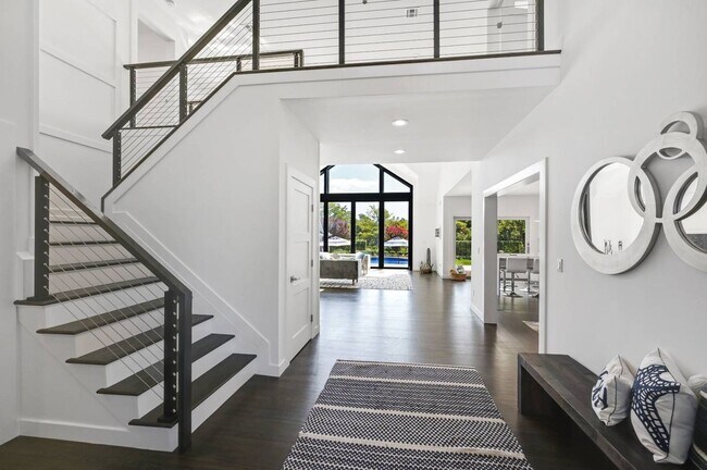 Photo - 18 Remsen Ln