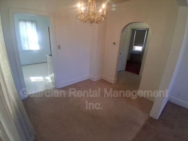 Photo - 166 Court St S