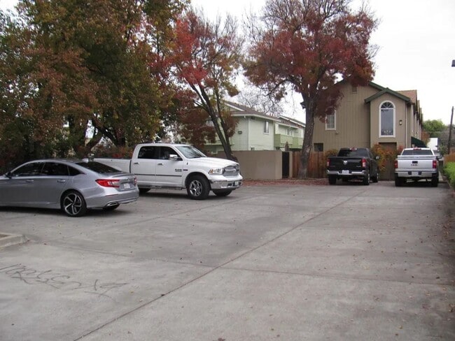 Building Photo - 461 Summertree Ln Unit Apt A