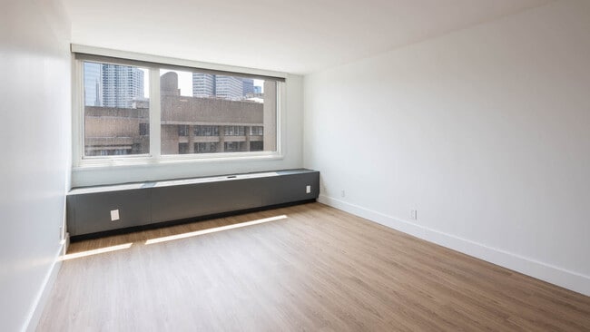 Dormitorio con suelo de superficie dura - The Towers at Longfellow