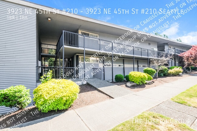 Building Photo - 3923 NE 45th St Unit 3923 NE 45th St #210 Seattle