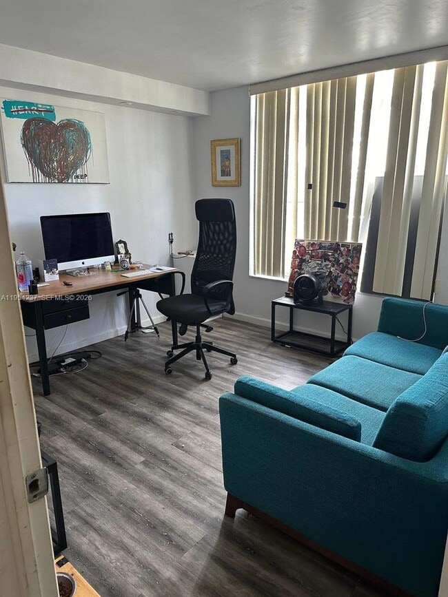 Building Photo - 3720 Inverrary Dr Unit 1L