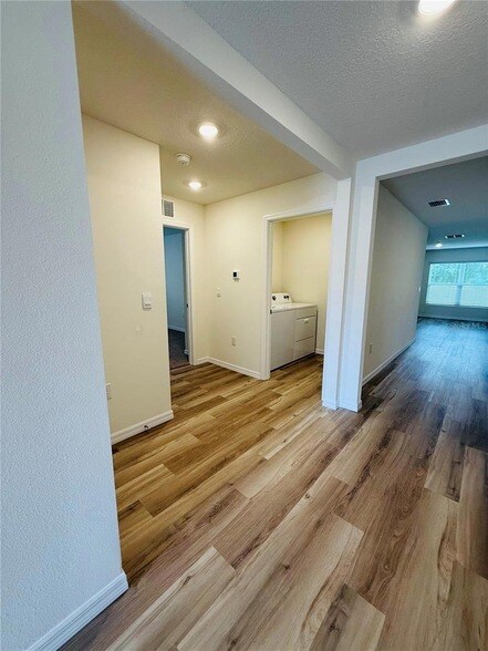 Photo - 2924 NE 20th Ter