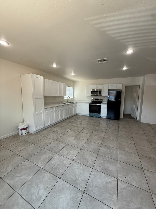 Photo - 2828 E Chipman Rd Unidad 1