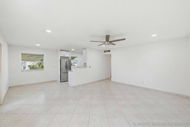 Photo - 28 Seville Dr