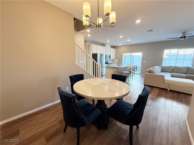 Building Photo - 525 Mossy Cup St