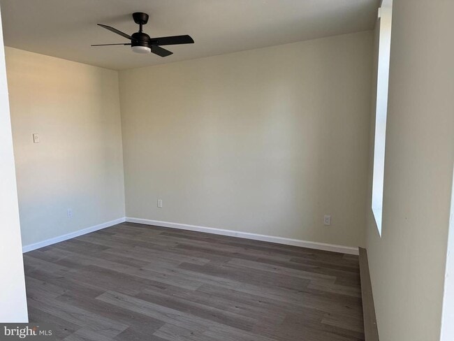 Building Photo - 21 N Main St Unit APT. E