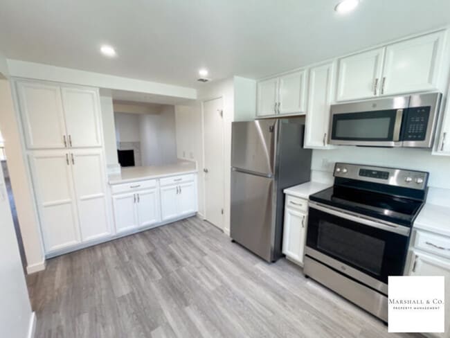 Photo - Contemp. 3BD/2.5 BA TOWNHOUSE W LRG ROOMS,...