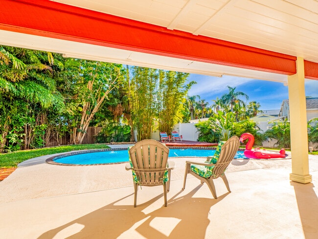 Terraza trasera con vistas a la piscina y al jardín. - 3250 E De Bazan Ave
