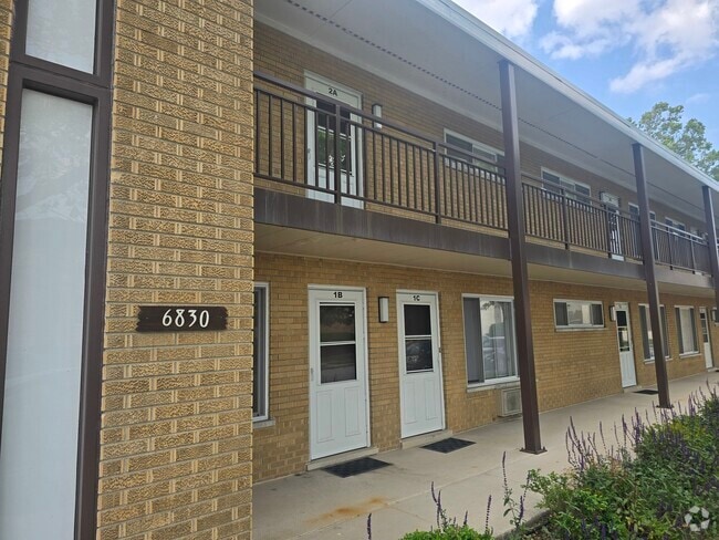 Building Photo - 6830 N Ozark Ave Unit 1C Rental