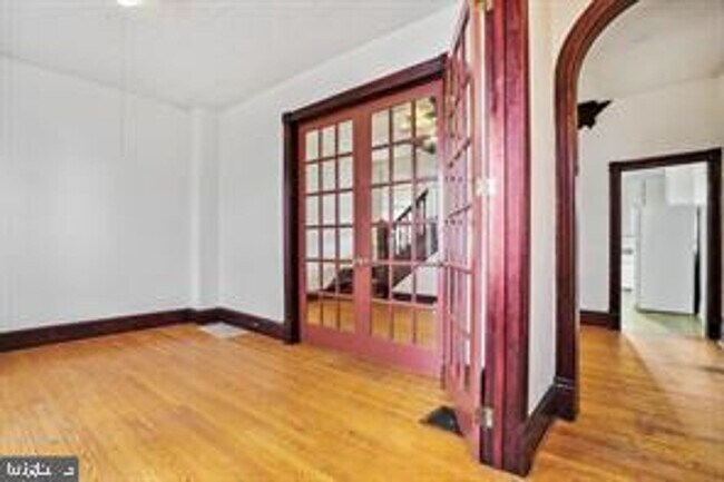 Photo - 210 N Locust St