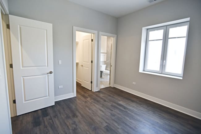 Photo - 947 W Irving Park Rd