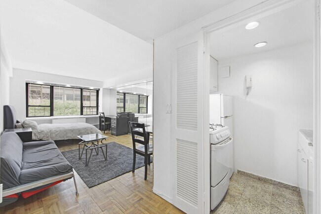 Photo - 210 E 47th St
