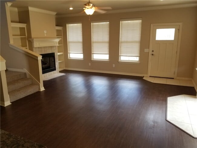 Photo - 637 N Longfellow Ln