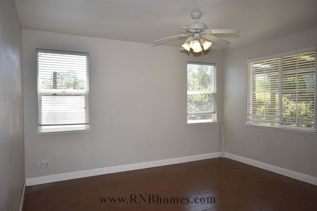 Photo - 133 Marinette Ct