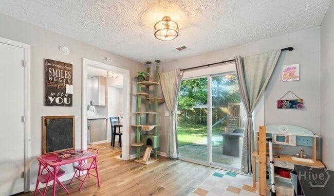 Photo - 520 Falcon Dr