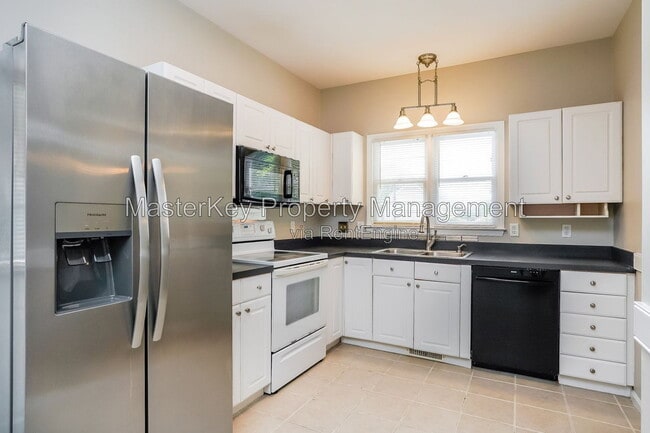 Photo - 1600 Nesfield Pl