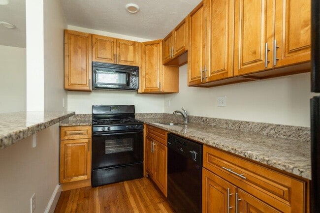 Building Photo - 140 Highland Ave Unit 21
