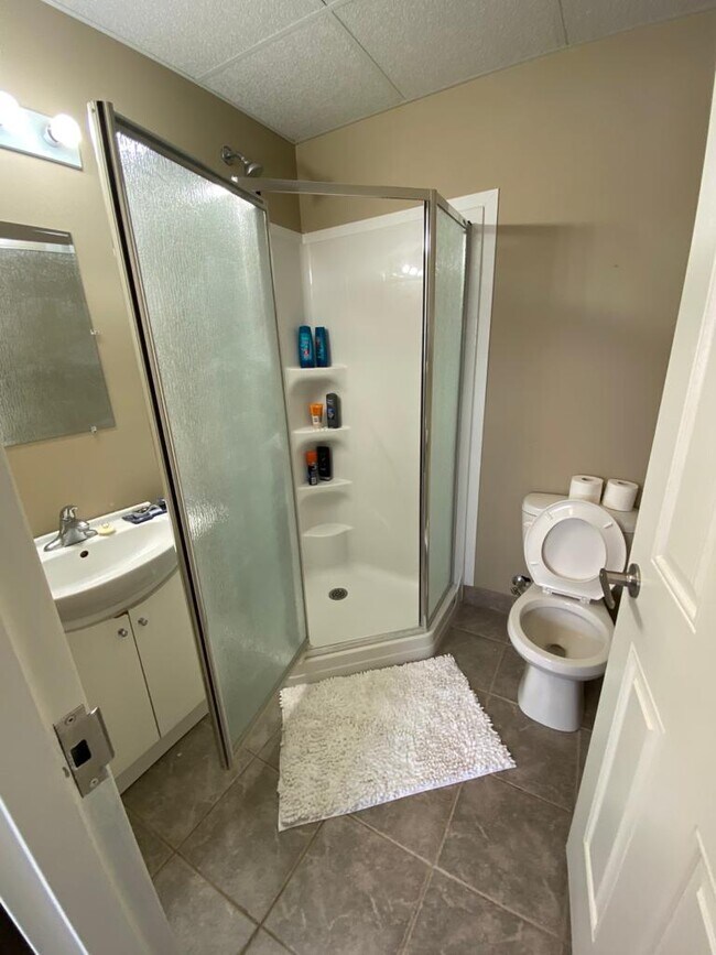 Photo - 185 King St N