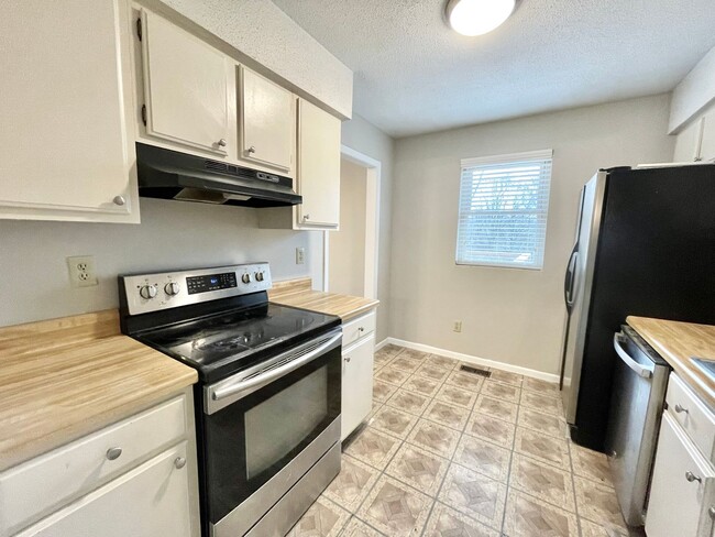 Photo - Large 3 bedroom + Large Bonus Room for Rent!