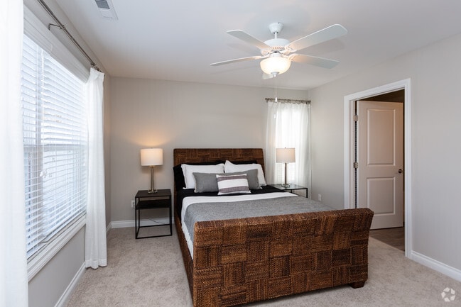 2BR, 2BA - 1150 SF