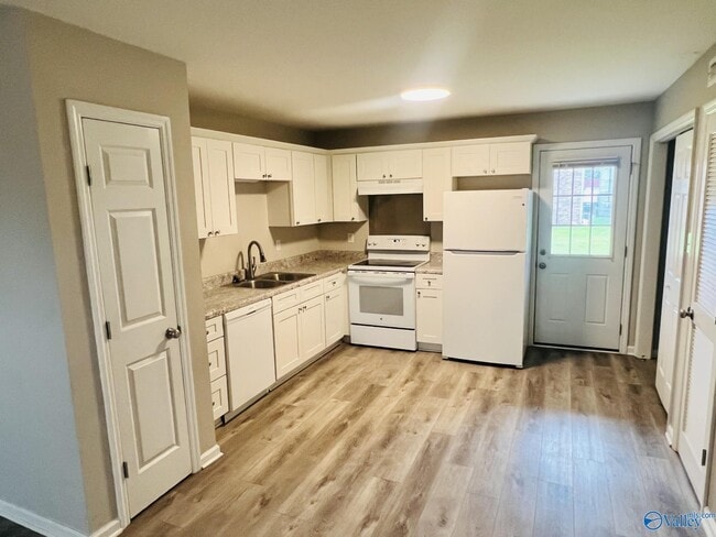 Photo - 1807 Graymont Ln SW
