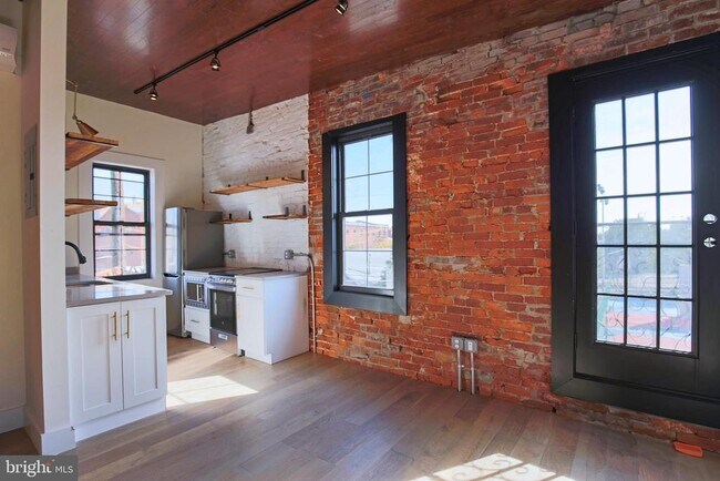 Building Photo - 1900 Waterloo St Unit 3 Rental