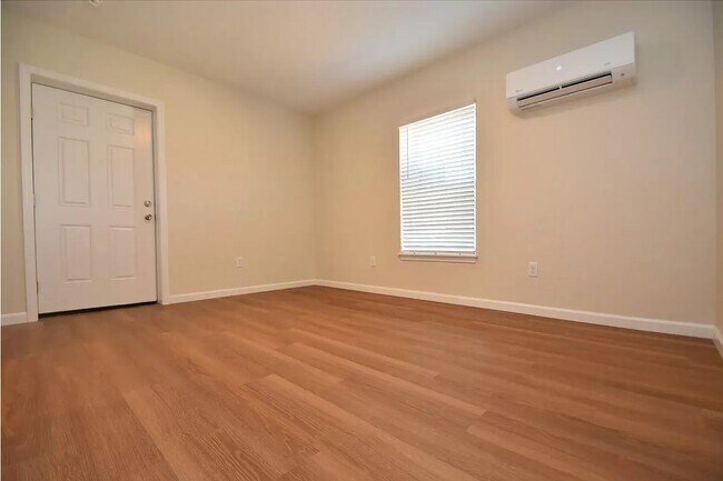 Living room - 1420 Union Ave Unit #2