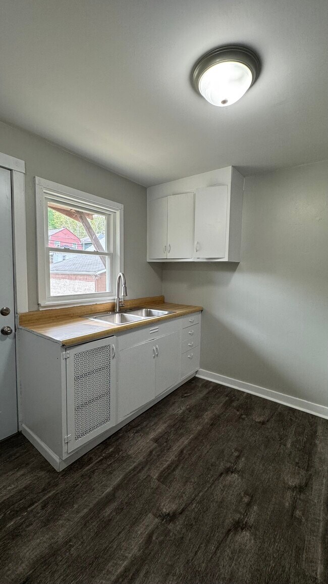 Photo - 3323 West St