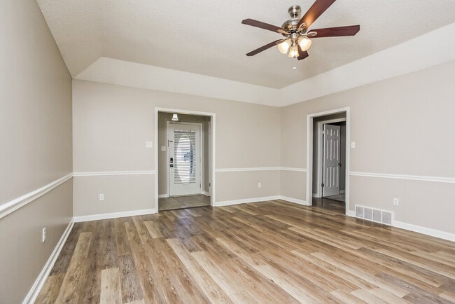 Photo - 5044 Brooksbank Cove S