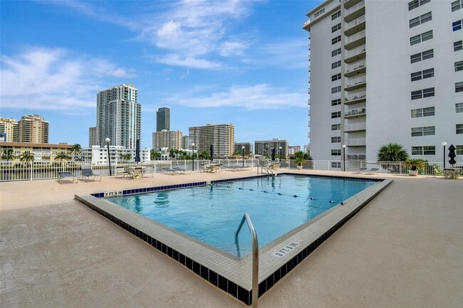 Photo - 111 Golden Isles Dr Unidad C4