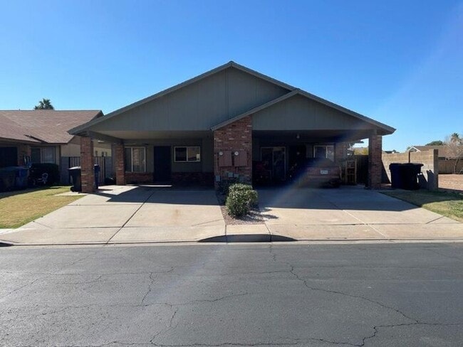 Building Photo - 3221 E Crescent Ave