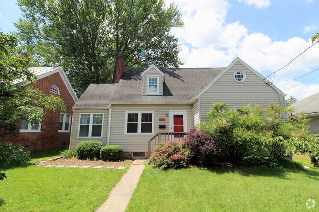 Building Photo - Charming Cottage Just Steps from Bridgewat... Rental