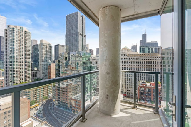 Photo - 331 W Illinois St