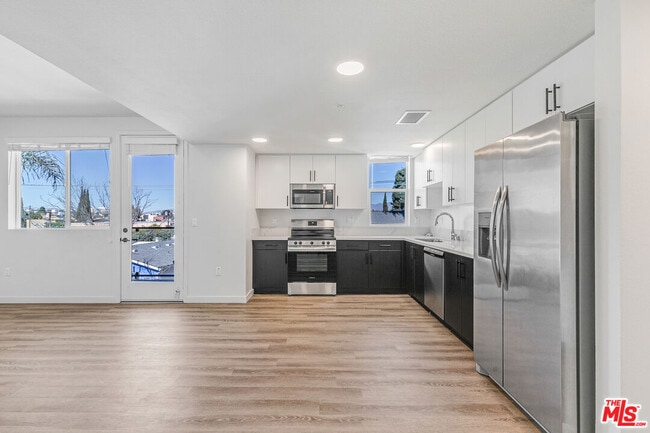 Photo - 10824 Blix St Unidad 408