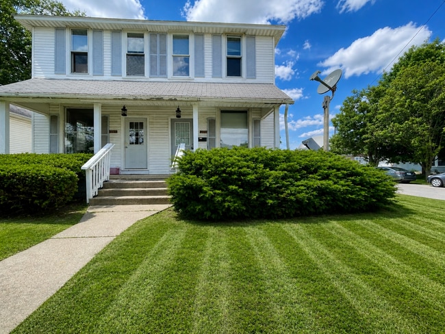 Building Photo - 2 Bedroom, 1.5 Bathroom Duplex