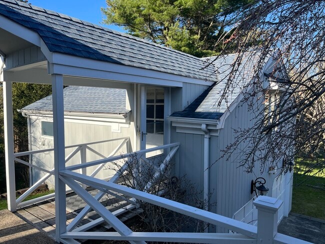 Building Photo - 16 S Beach Rd Unit Studio Apartment