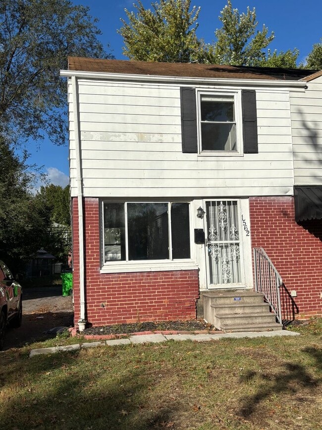 Building Photo - Euclid 1/2 Duplex
