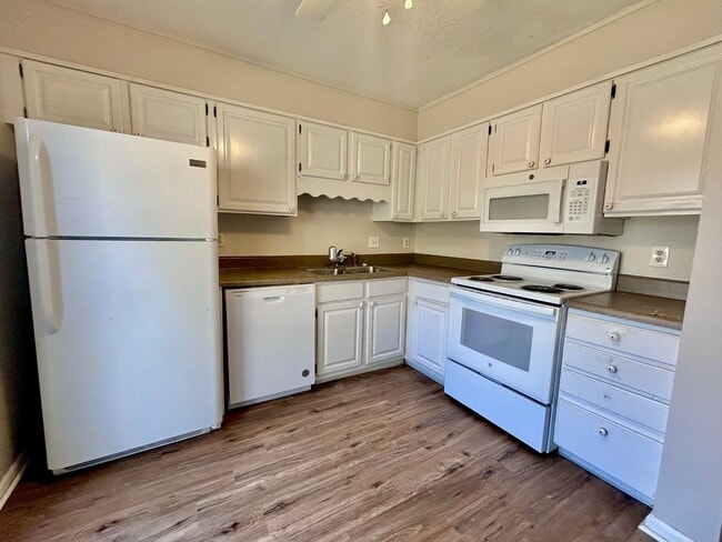 Building Photo - Charming, 2 bedroom apartment for rent!