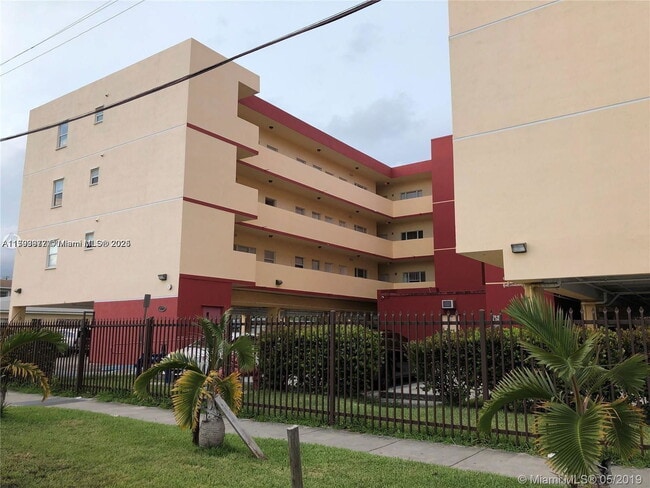 Building Photo - 1627 NW 18th St Unit 304 Rental