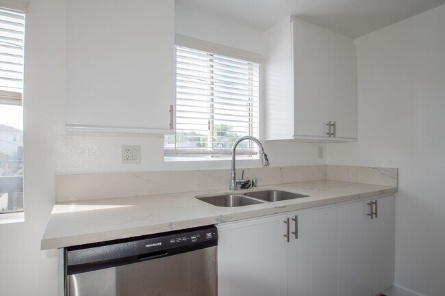 5002 Tujunga Ave Unit 203