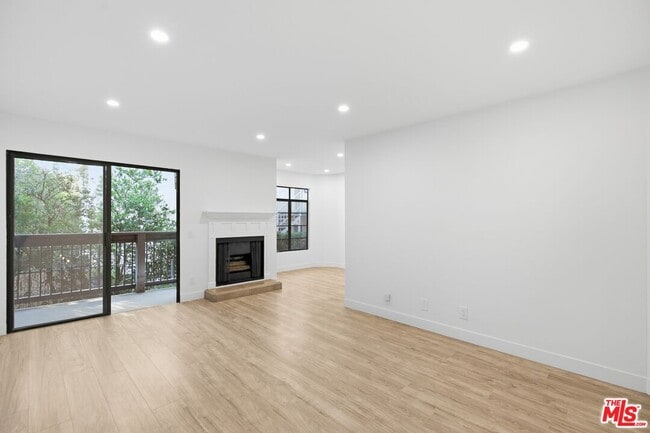 Building Photo - 13025 Moorpark St Unit 106
