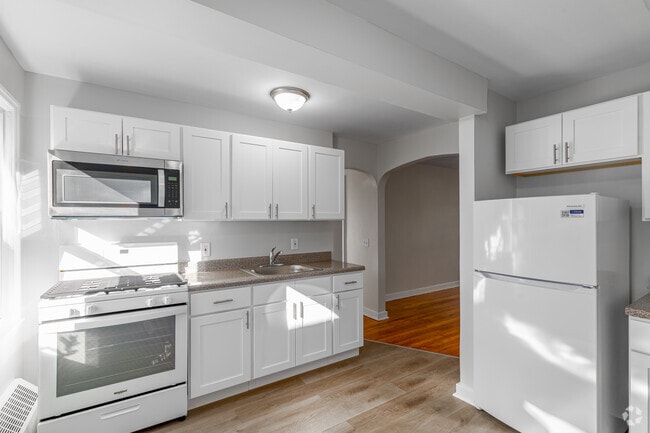 2BR, 1BA - 686SF - Kitchen