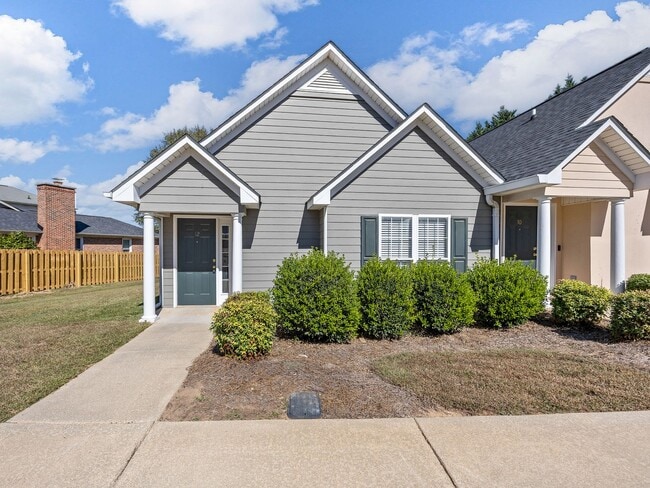 Building Photo - Freshly Renovated 2 BR, 2 BA Townhome, Loc...