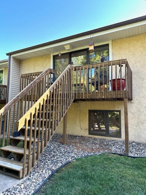 Rare find!! Private back deck walks out to a private, wooded area - 334 W 5th St