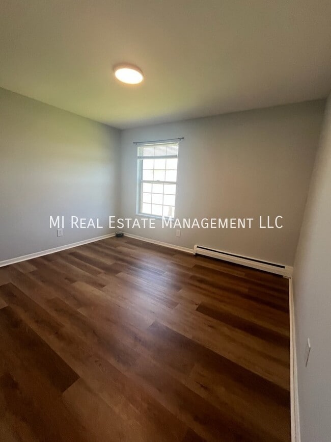 Photo - 326 Stratford Way